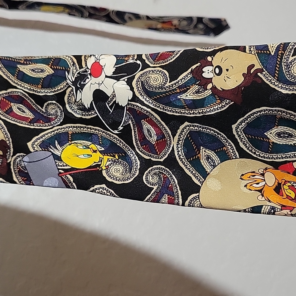 LOONEY TUNES MANIA Silk Character Paisley Tie